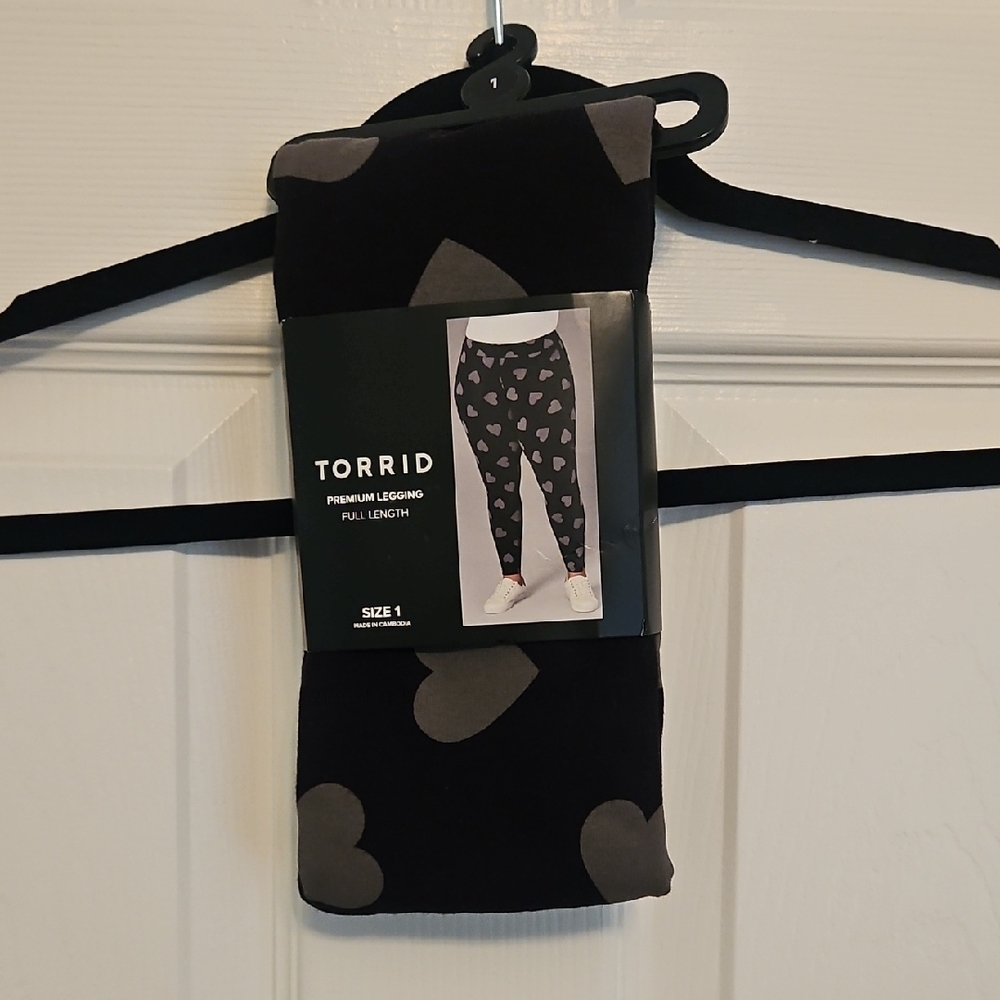 Torrid Black Leggings with Gray Heart Design Size 1x